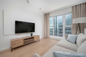 Stylowy Apartament na 17 Piętrze z Klimatyzacją i Miejscem Parkingowym we Wrocławiu by Noclegi Renters
