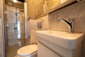 Spacious 4-Bedroom Family Apartment in a Serviced Building - Central Location, Elevator & 2 Bathrooms
