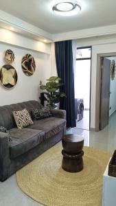 Spacious 1BR Valley Heights Apartment with extra bed in Kilimani Lavington 1 min walk to Quickmart 5 min to Valley Arcade 10 min to Yaya Centre 5 min to Ngong Road Full kitchen fast WiFi smart TV free parking Proper security and self checkin