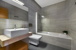 Stylish Townhouse with Pool, Vilamoura
