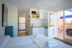 Natura Mediterranea 201 estudio naturista primera linea con piscina