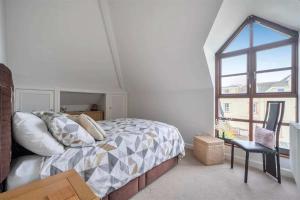 Stylish Apartment Near Falmouth Seafront & Town