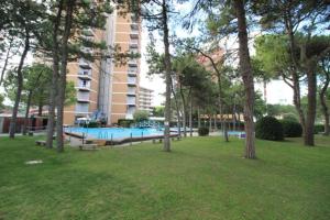 Sunny seaside flat with terrace and pool