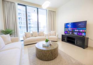 Exquisite 1-Bedroom Beachside Haven with Sea view