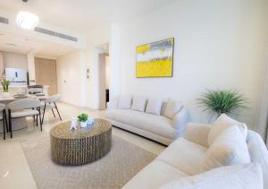 Exquisite 1-Bedroom Beachside Haven with Sea view