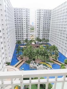 Azrens Oasis MOA Pasay Pool View