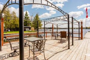 Beach, BBQ, Waterfront Ambleside Resort in Bobcaygeon, Kawartha