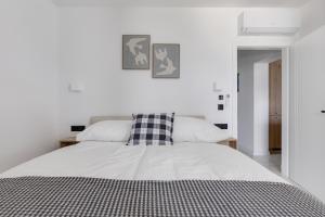 Brand new apartment with a private pool by the sea, Vinjerac near Zadar