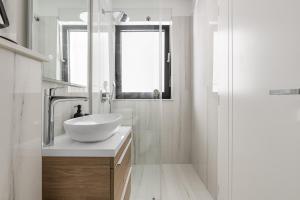 Brand new apartment with a private pool by the sea, Vinjerac near Zadar