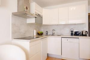 Bright Apartment with Sea View and Swimming Pool