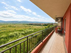 One-bedroom apartment with Mountain Views