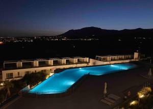 Sea-View Penthouse and Infinity Pool, Estepona