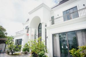Luxury Mi-a Villa LaGi 4pn, huge salted pool, outdoor bbq and kara, up to 20