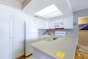 Sunny beachfront condo with balcony central AC pools & gym
