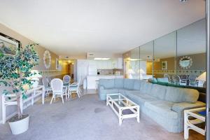 Sunny beachfront condo with balcony central AC pools & gym