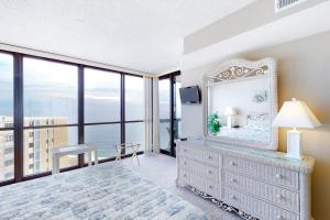 Sunny beachfront condo with balcony central AC pools & gym