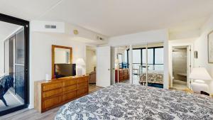 Beachfront condo with balcony AC washer & dryer pools & game room