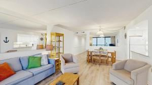 Beachfront condo with balcony AC washer & dryer pools & game room