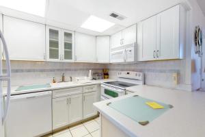 Waterfront condo with balcony washer & dryer pools & gym