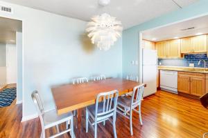 Charming beach condo overlooking tennis courts with balcony & pools