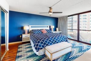 Charming beach condo overlooking tennis courts with balcony & pools