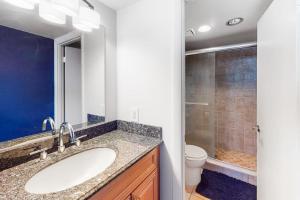 Charming beach condo overlooking tennis courts with balcony & pools