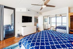 Charming beach condo overlooking tennis courts with balcony & pools