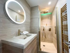UrbanFlat 69 - Authentic Parisian Home in the Center of Paris