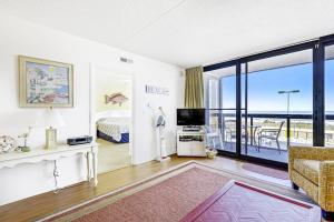 Spacious & bright beachfront condo with ocean views from balcony & pool