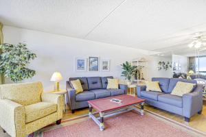 Spacious & bright beachfront condo with ocean views from balcony & pool