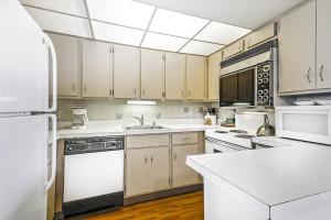 Spacious & bright beachfront condo with ocean views from balcony & pool