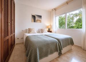 Elegant apartment with spectacular garden and pool in Estepona Costalita