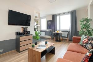 Modern Studio on Piotrkowska Street City View by Noclegi Renters