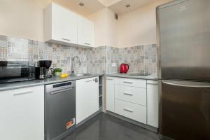 Modern Studio on Piotrkowska Street City View by Noclegi Renters