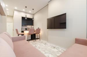 23-265a Manhattan, Beresteiskyi 11, Kyiv, Politekh metro nearby, fantastic city view, 15 kW backup power, Petrovdom Apartment