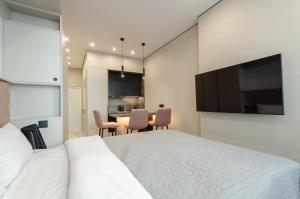 23-265a Manhattan, Beresteiskyi 11, Kyiv, Politekh metro nearby, fantastic city view, 15 kW backup power, Petrovdom Apartment