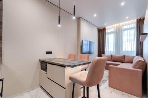 23-265a Manhattan, Beresteiskyi 11, Kyiv, Politekh metro nearby, fantastic city view, 15 kW backup power, Petrovdom Apartment