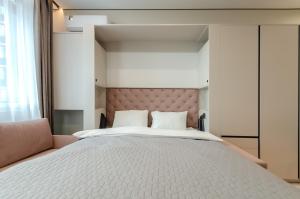 23-265a Manhattan, Beresteiskyi 11, Kyiv, Politekh metro nearby, fantastic city view, 15 kW backup power, Petrovdom Apartment