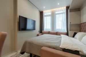 23-265a Manhattan, Beresteiskyi 11, Kyiv, Politekh metro nearby, fantastic city view, 15 kW backup power, Petrovdom Apartment