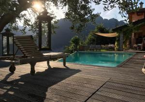 Rustico mit solarbeheiztem Infinity- Pool, Panoramablick & 4 Schlafzimmern