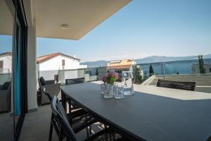 Sea view and pool apartment Slatine