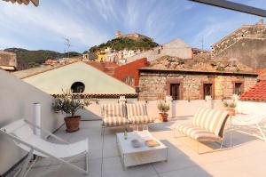 Stunning Rooftop Apartment with Castle View Bosa