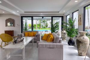 Stylish 5BR Pool wLush Garden @Nai Harn Beach