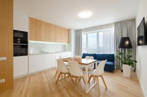 7-35 Kvartet 2-bedroom, Vasyl Lypkivskyi 16g, Kyiv, railway station, metro nearby, stunning city view, 15 kW backup power, Petrovdim Apartment