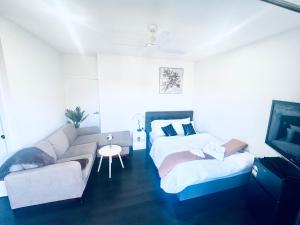 Room for four Bright relaxing Guest suite