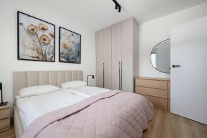 Stylish Apartment with Balcony and Underground Parking by Noclegi Renters