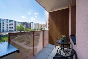 Stylish Apartment with Balcony and Underground Parking by Noclegi Renters