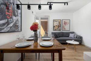 Stylish Apartment with Balcony and Underground Parking by Noclegi Renters