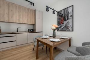 Stylish Apartment with Balcony and Underground Parking by Noclegi Renters