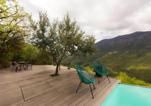 Rustico mit solarbeheiztem Infinity- Pool, Panoramablick & 4 Schlafzimmern